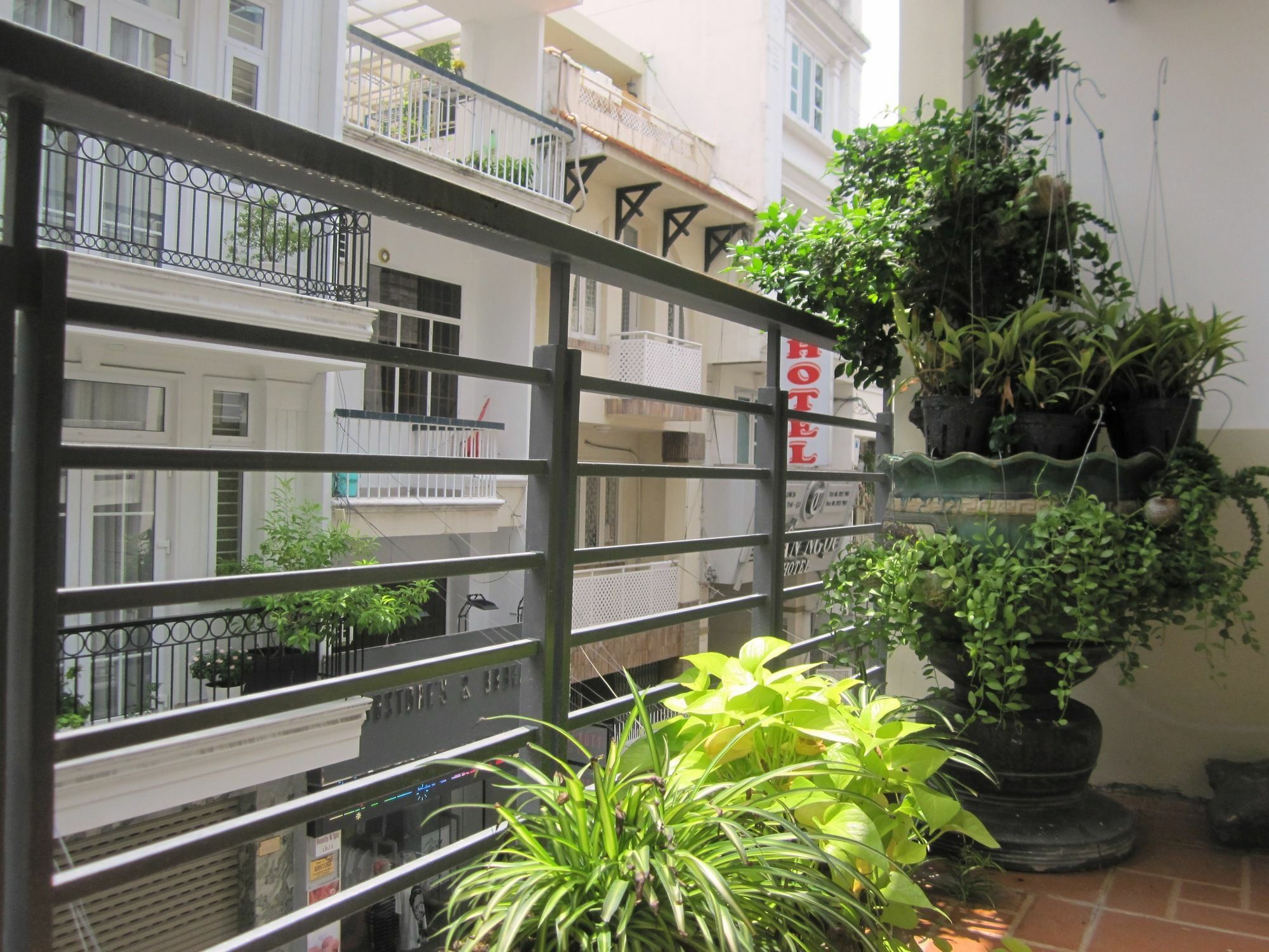 The Lily Hostel & Coffee Ho Chi Minh City Bagian luar foto